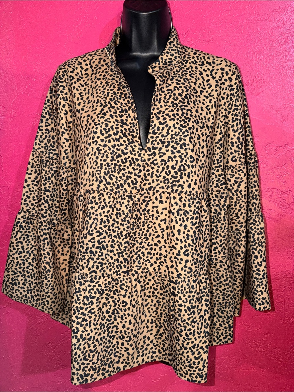 Tuckernuck Leopard-Print tiered blouse with trumpet sleeve. Sz S. Classic.